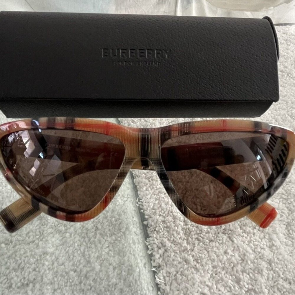 🎈BURBERRY PRINT LADIES NEW NEVER WORN CAT EYE SUNGLASSES W/ CASE - Picture 4 of 12